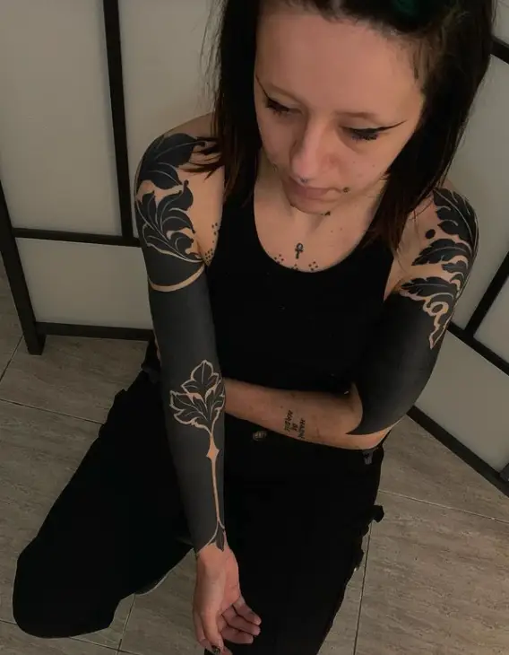 Blackwork ornamental en brazos y hombros