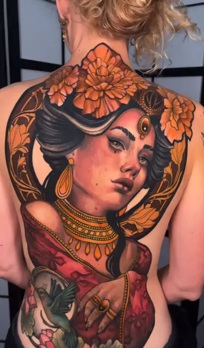 Gran retrato femenino neotradicional en la espalda